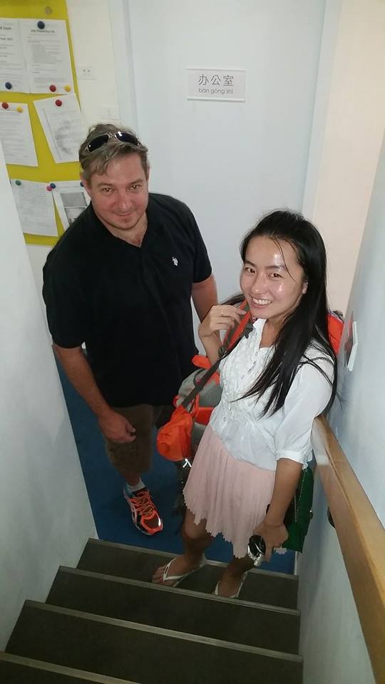 Linda con su alumno después de sus clases individuales de chino