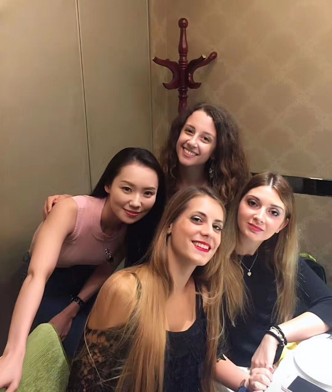 Cenando Pato Asado con Marie, Jasmine, Annalisa y Cristina