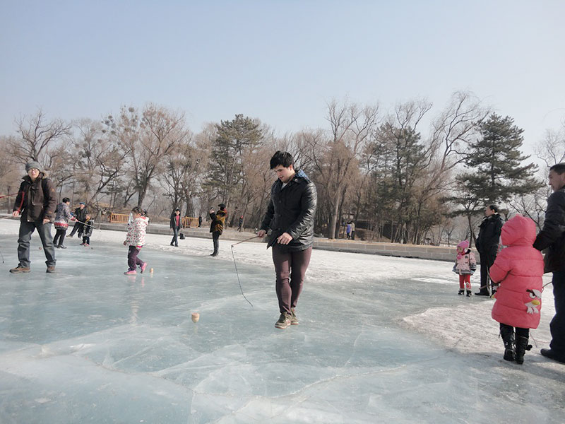 Jugando en los lagos congelado en Chengde