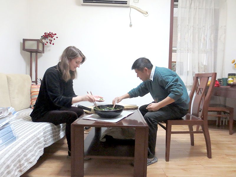 Compartiendo la cena en la casa de familia en Chengde