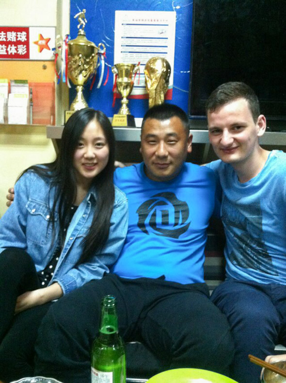 El equipo de LTL y un estudiante en Chengde