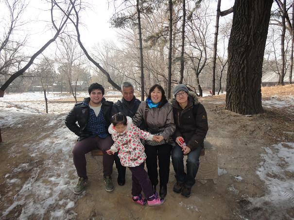 Disfrutando el invierno con su familia china