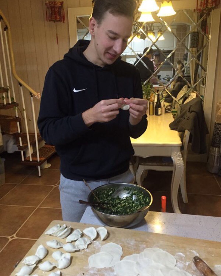 Max preparando albóndigas en Chengde