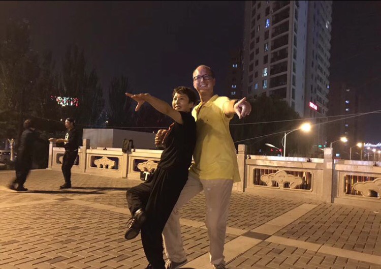 Piotr bailando en Chengde