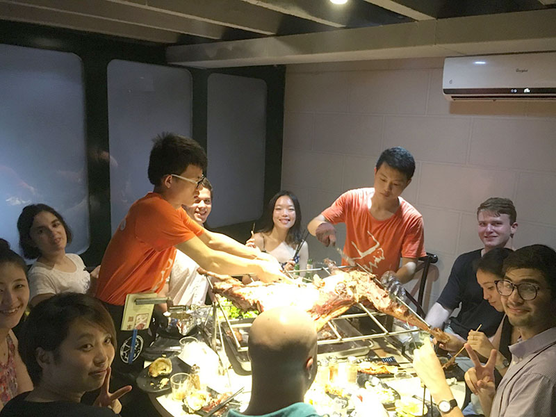 Profesores y estudiantes comiendo juntos en Shanghái