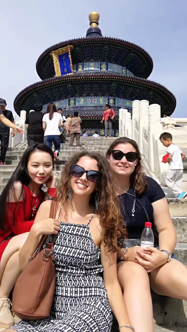Marie, Jasmine y Christina paseando por Pekín