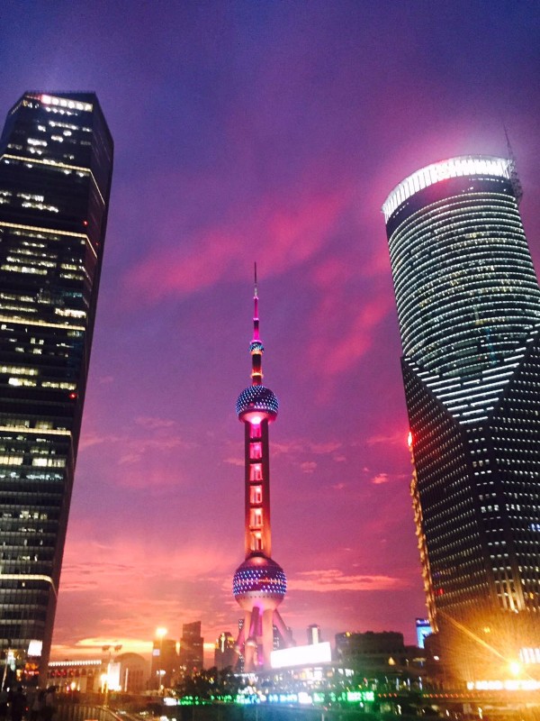 Muchas luces en la noche de Shanghái