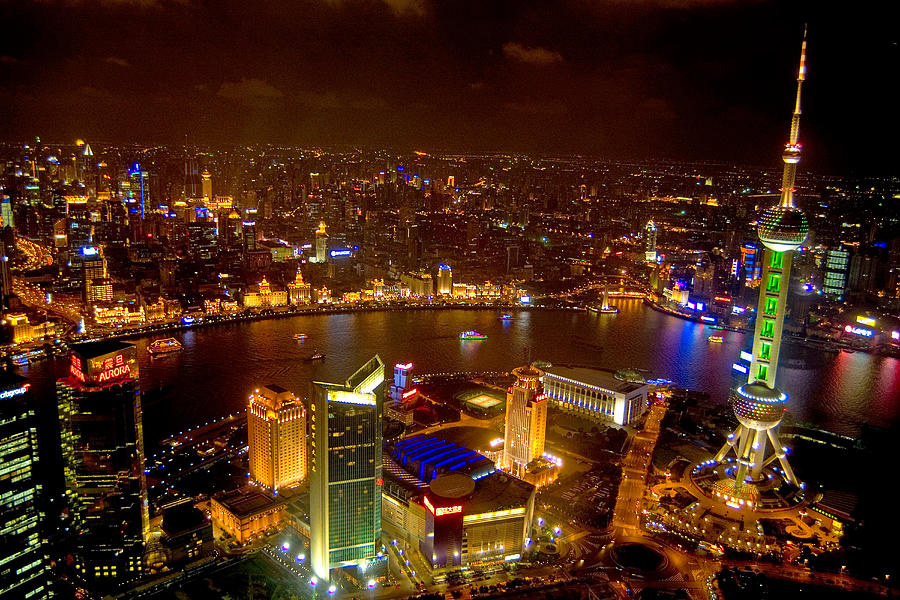 El Bund por la noche en Shanghái
