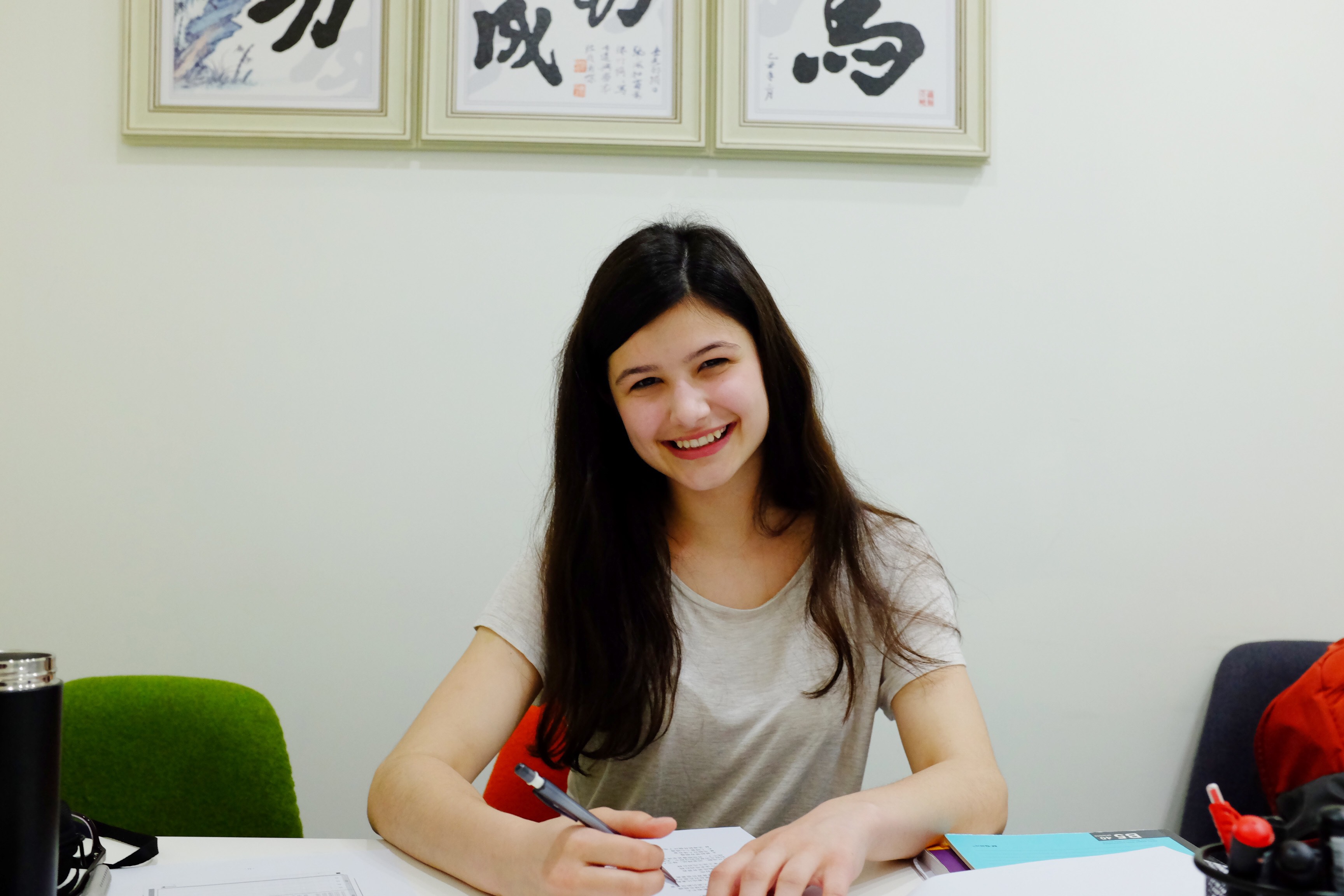 Anthea estudiando en nuestra escuela de chino en Shanghái