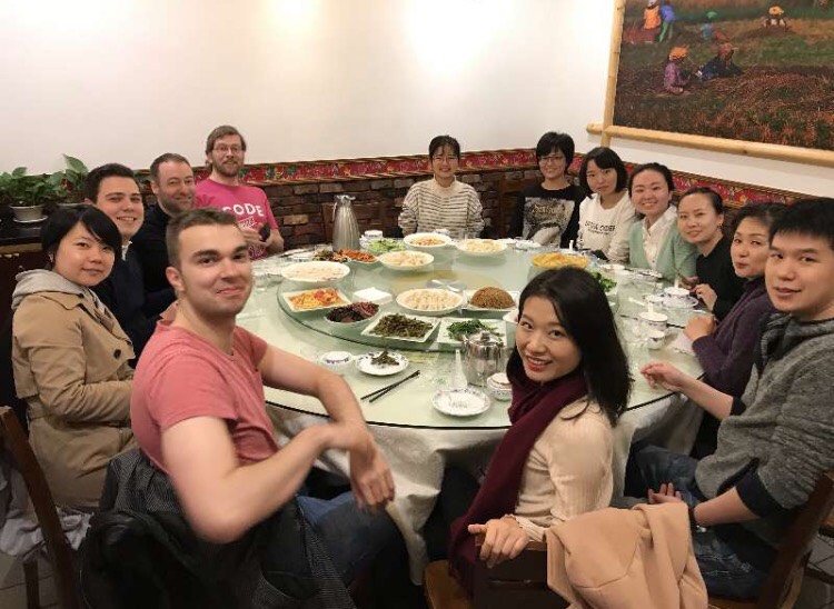 Profesores, alumnos y el equipo de LTL cenando juntos